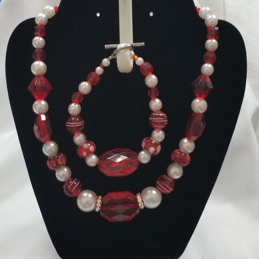 Red and white necklace set
